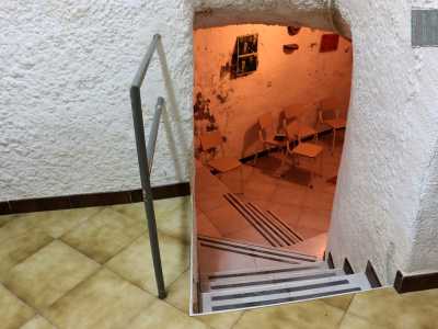 Tramite un�altra scalinata si raggiunge un�altra piccola stanza che si trova tre metri sotto il livello stradale